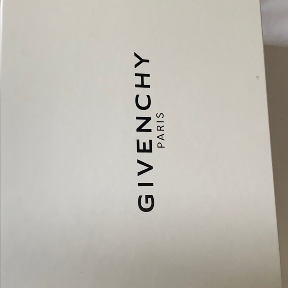 Givency - Picture 2 of 5